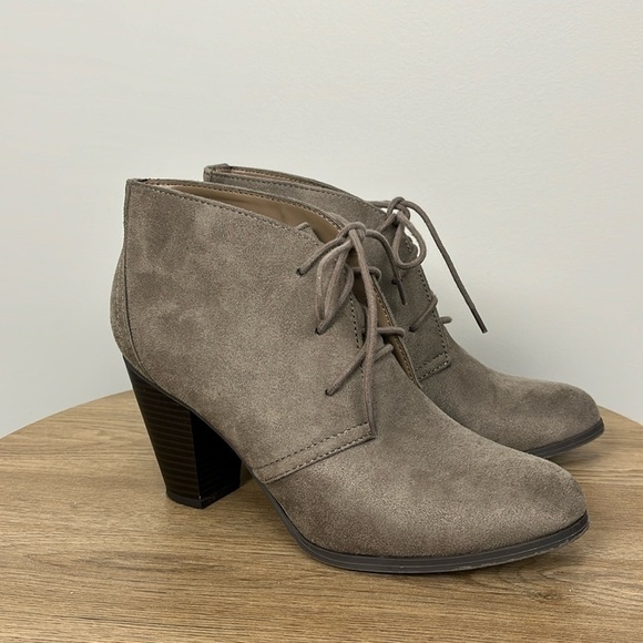 Y Not Olivia Lace Up Heeled Ankle Booties Faux Suede Taupe Brown Sz 10 Cottage - Picture 2 of 12